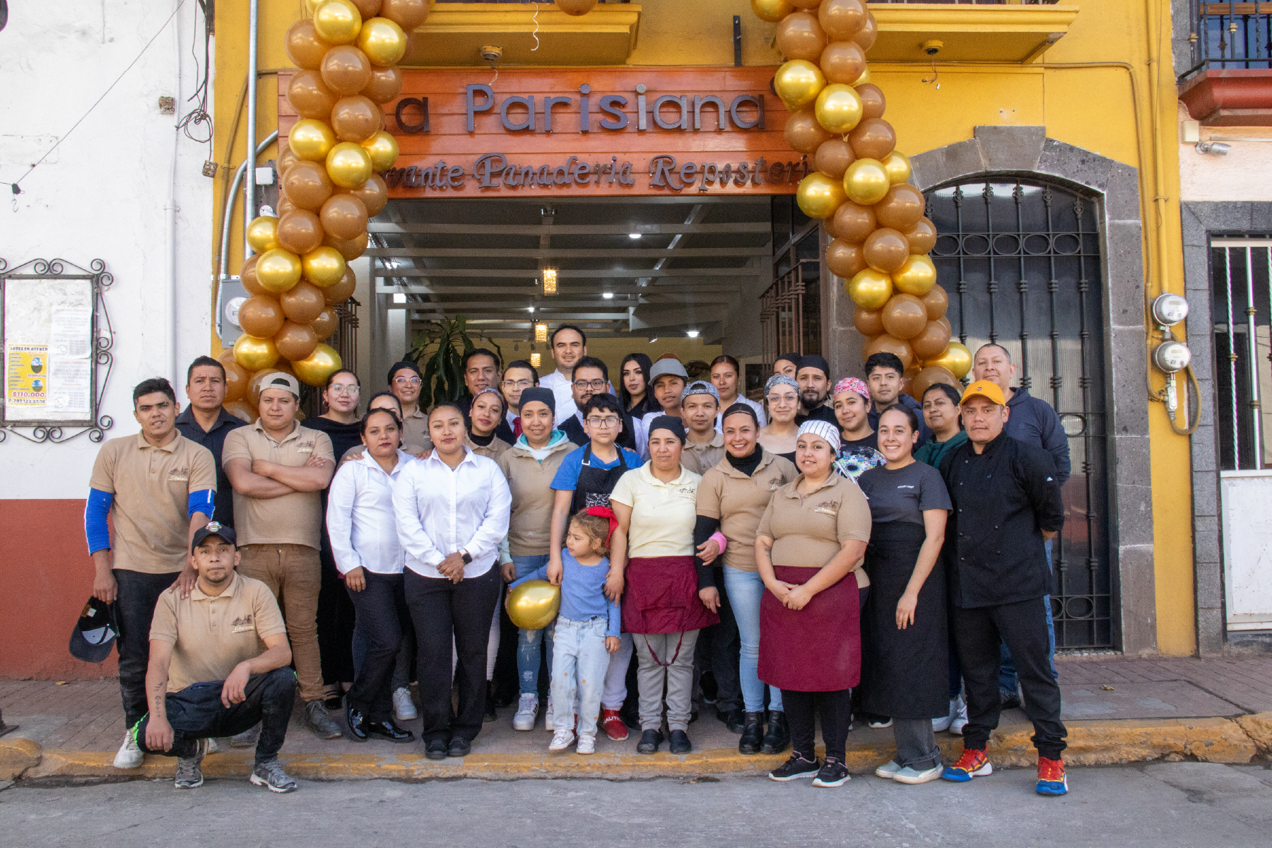 Familia y Equipo de La Parisiana frente a tienda en Zacatlán